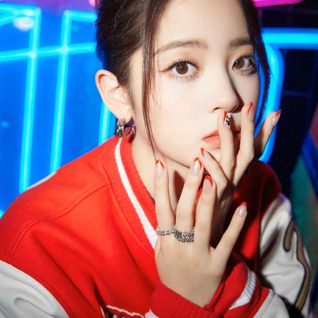 跟着虞书欣赵露思,做春日限定美甲!_图案_生活_女明星