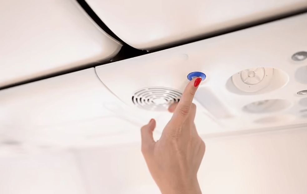 你担心赶不上下一趟飞机,这时你也可以按呼叫按钮让空乘了解这一情况