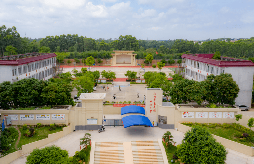 据了解,化州市良光镇中心小学是一所乡镇小学,校址原在良光圩,始建于