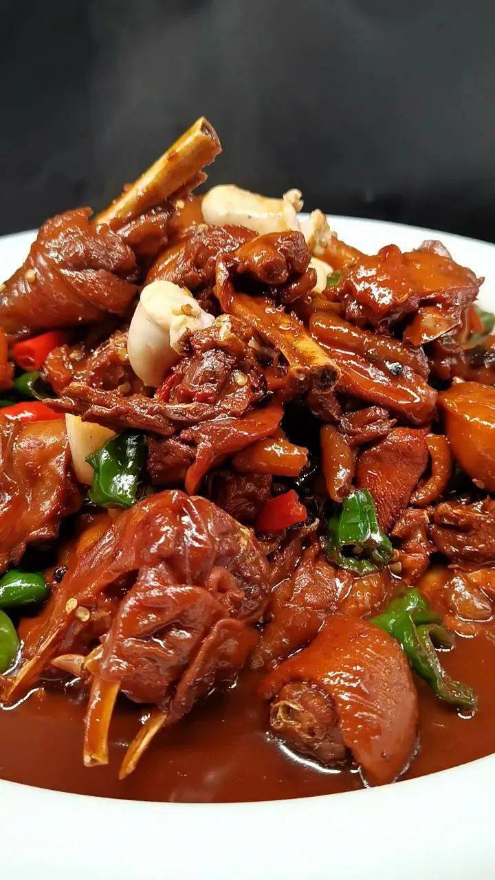 无私奉献等方面,美食的背后往往是更浓厚的情怀,沂蒙炒鸡也家喻户晓