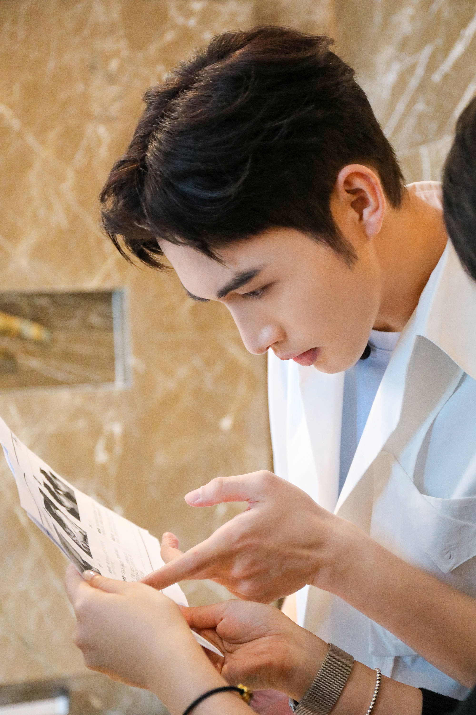 张彬彬相继在各大平台展现了个人魅力后,又激起圈内外人的喜欢.