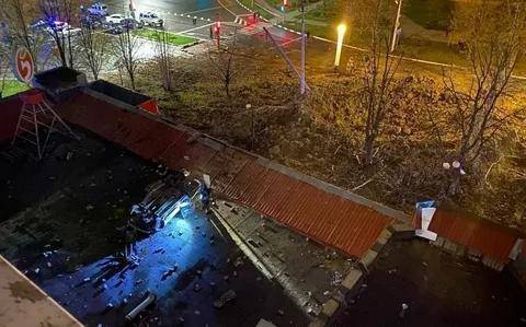 俄军战机炸弹意外坠落现场曝光，汽车被掀到超市屋顶上