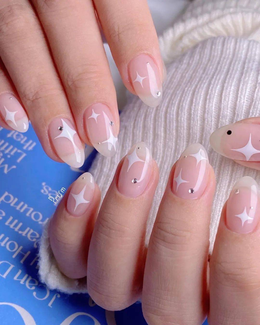 今天就给大家带来一期史上超全的将近50款冰透裸色美甲,简约清新,有纯