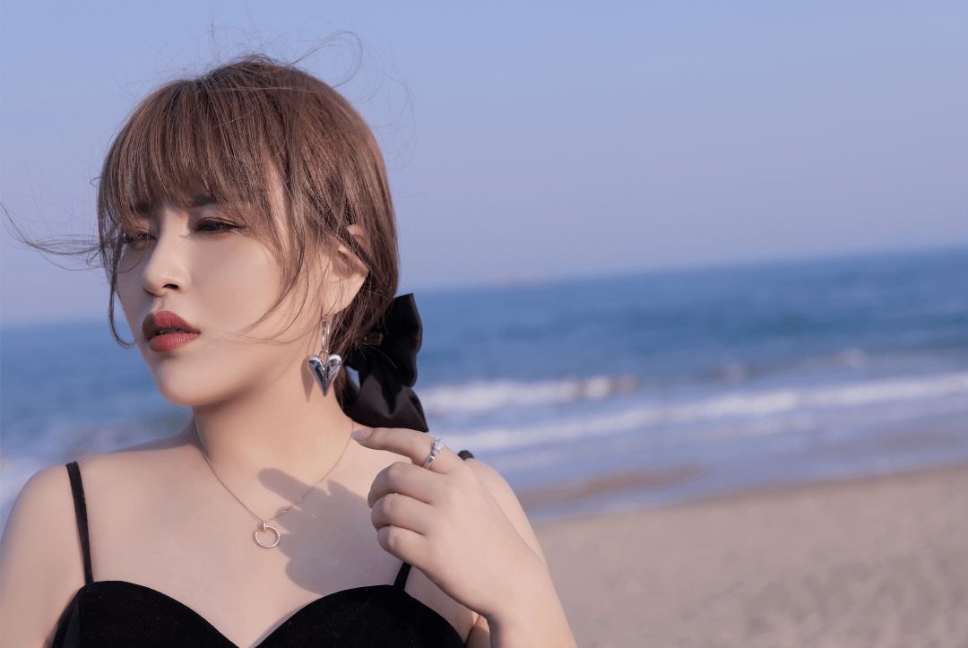 4月20晚上,快手直播现场,穿着白色的裙子的刘小啦从舞台烟雾里缓缓