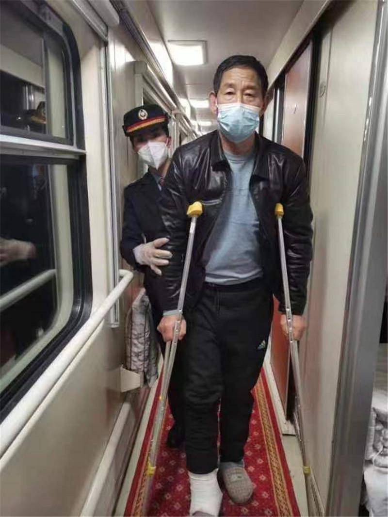 254次列车由西安站始发,一位拄着拐杖的男性乘客提着行李向9号车厢