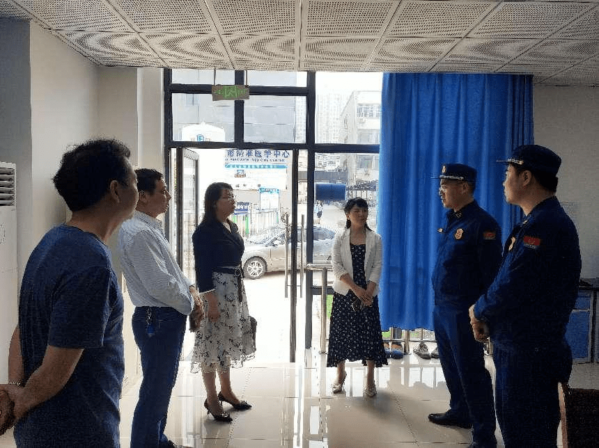 陈兰芬一行认真查看了县医院的消防控制室,视频监控室的运行情况,并