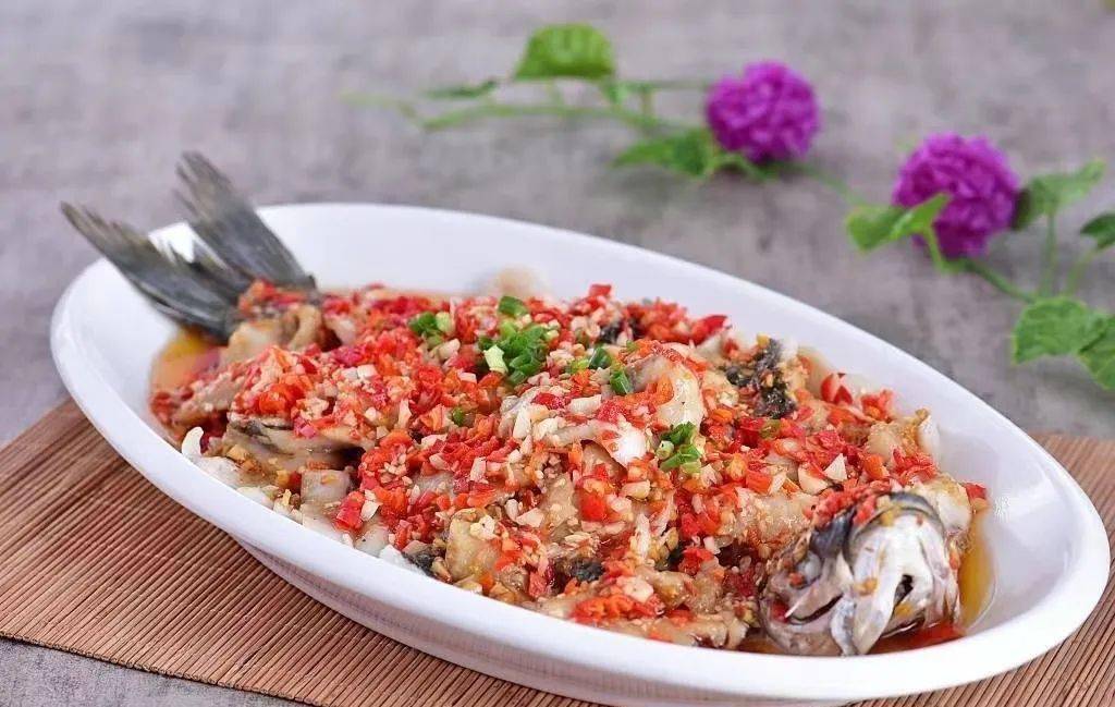 蒸白糖芝麻包午 餐鲜肉丸炖粉条,鸡骨草鸡汤鸡肉煮冬瓜,清炒生菜晚 餐