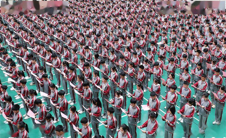 抚州东乡区第三中学,学生们正在图书馆读书.