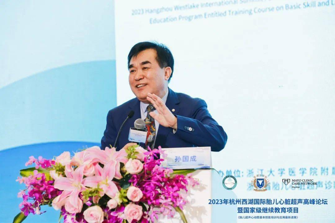 由左至右依次为赵博文教授,谢明星教授,马可为主编,孙国成教授,李治安