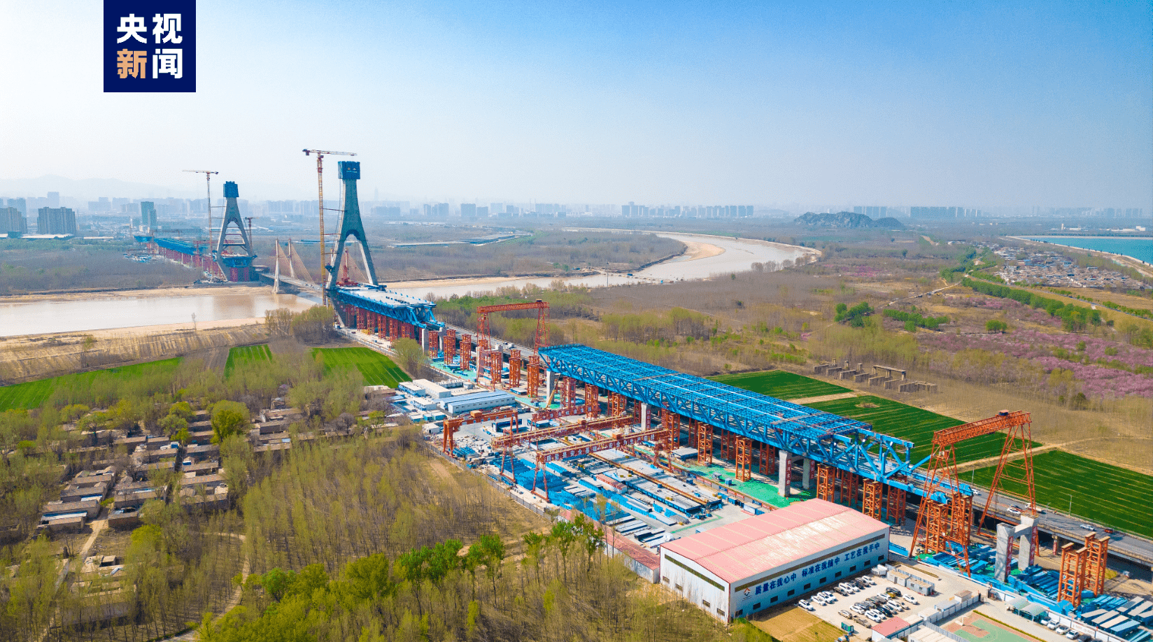 g104京岚线济南黄河公路大桥主塔封顶_桥梁_发展中心_扩建