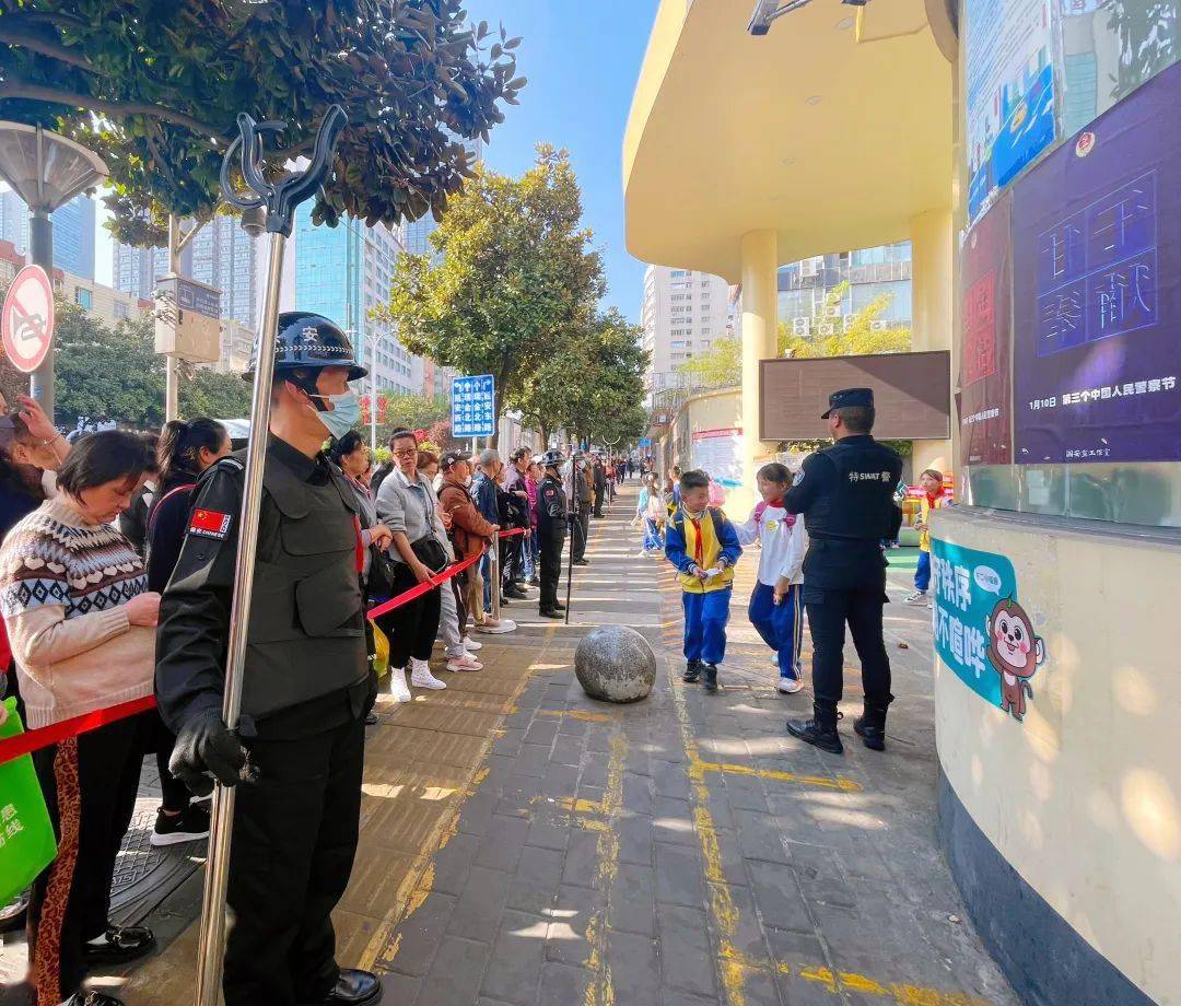 护学岗,公交站前移……贵阳市环西小学校门疏堵人人参与_家长_车辆