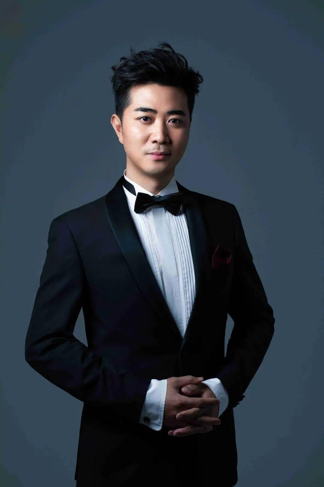 女高音歌唱家歌手:杨琪优秀青年指挥,师从著名指挥家李心草先生