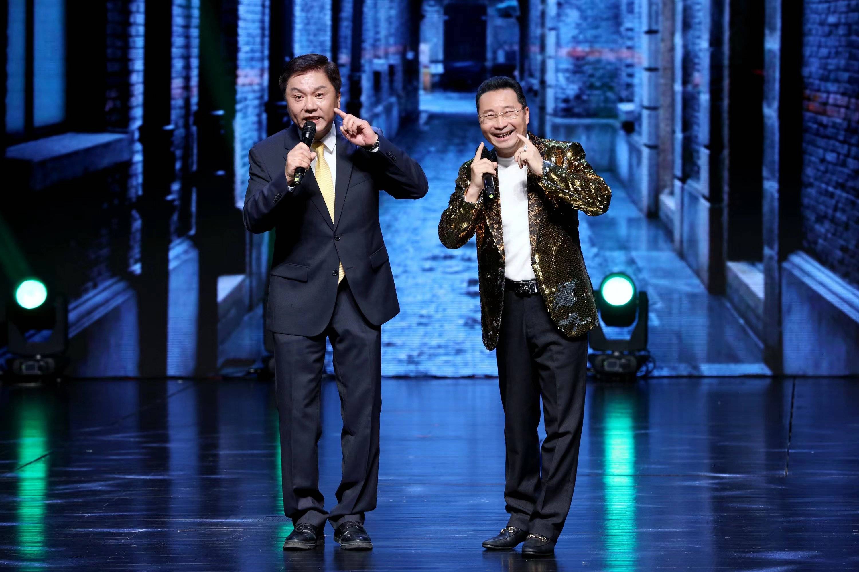 一身金色亮片西装,本届白玉兰戏剧奖配角奖榜首,滑稽戏演员小翁双杰在
