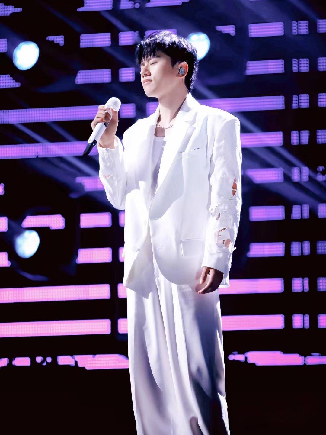 近期张杰参加了《声生不息》,一身白西装演唱身骑白马真的是太好听了