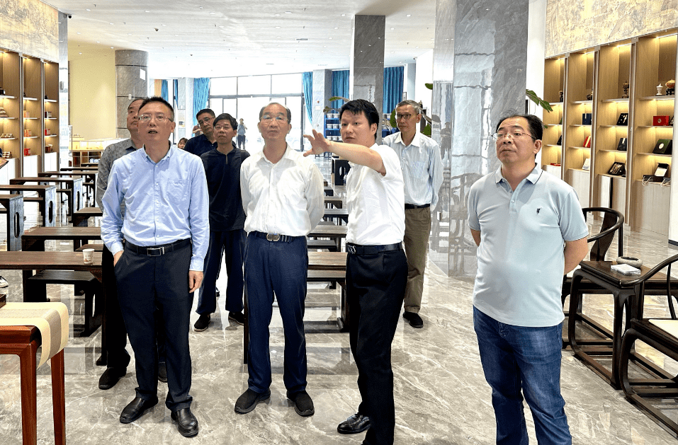 开展工艺美术产业发展情况调研,市工艺美术学会会长,副组长郑祖杰参加