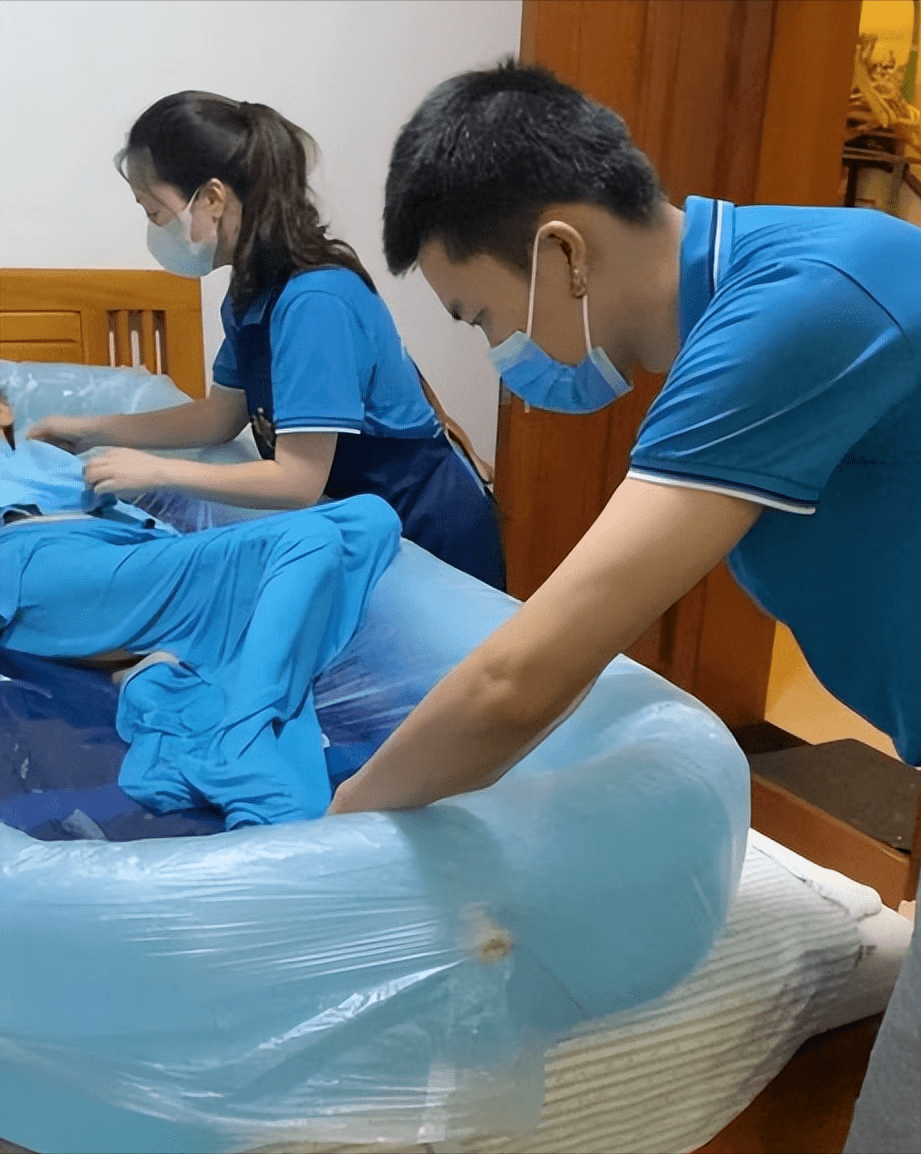 "我给陌生老人洗澡第二年 助浴师的工作 竟不只是洗澡?