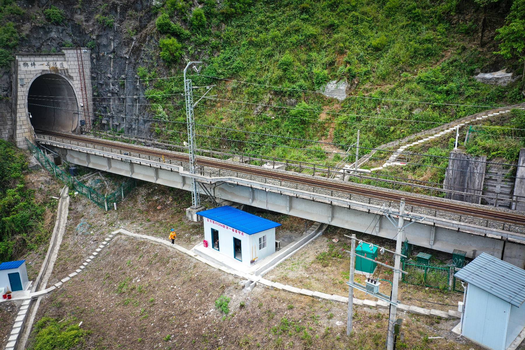 宜万铁路 | 守护者:巡山时最害怕毒蛇,已穿坏20多双登山鞋_危石_隧道