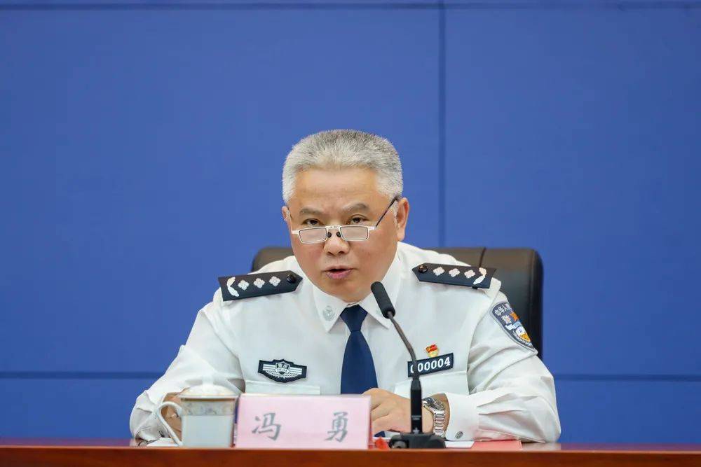 市公安局副局长冯勇回答现场提问.