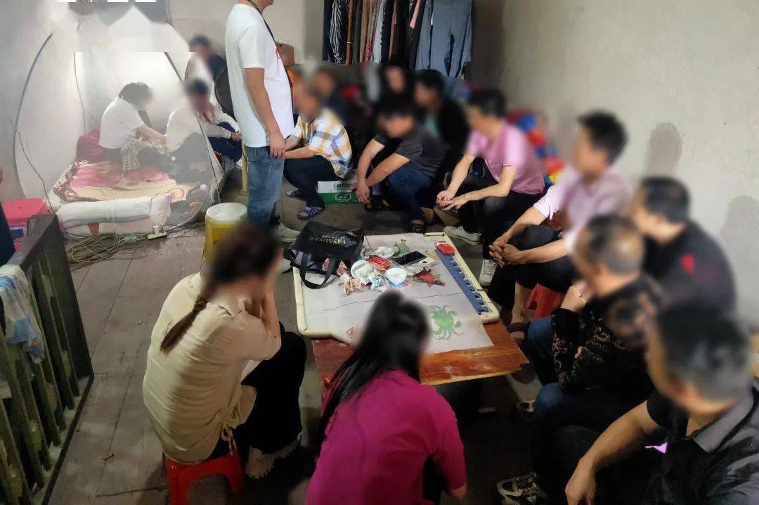 现场抓获多名卖淫嫖娼男女