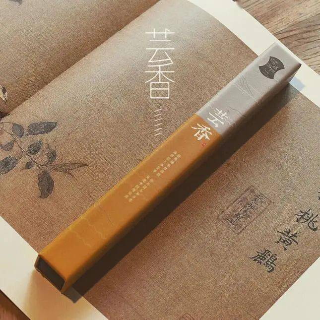 提取书香灵感,与《浮生六记》联名制成芸香,主要香材之一便是芸香草