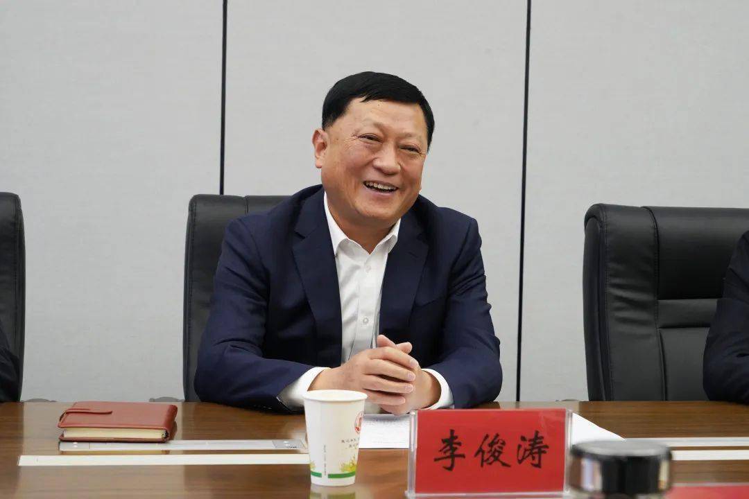 酒泉市委书记王立奇主持座谈会并讲话.