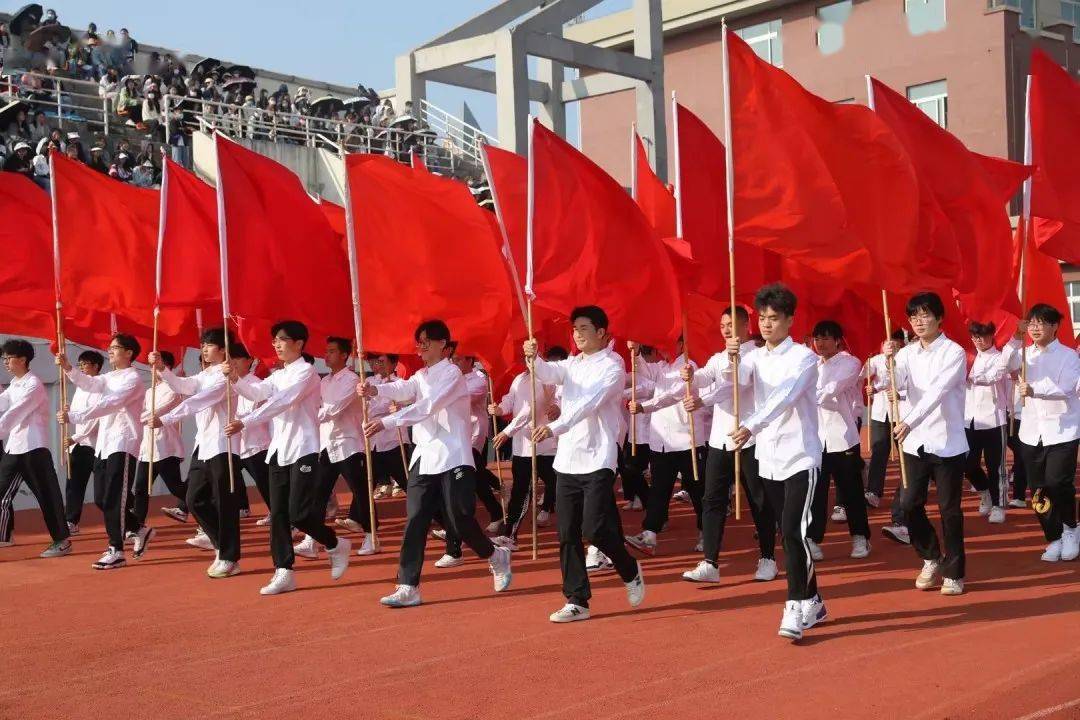 勇往直前的精神风貌象征着学校开拓创新国旗手气宇轩昂,精神抖擞庄严