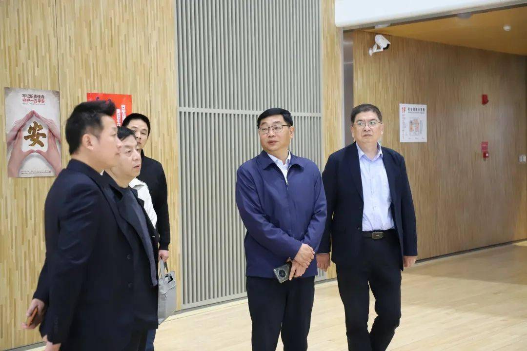 市体育局局长徐兵,副局长秦国梁等一行对体育文创中心进行安全检查