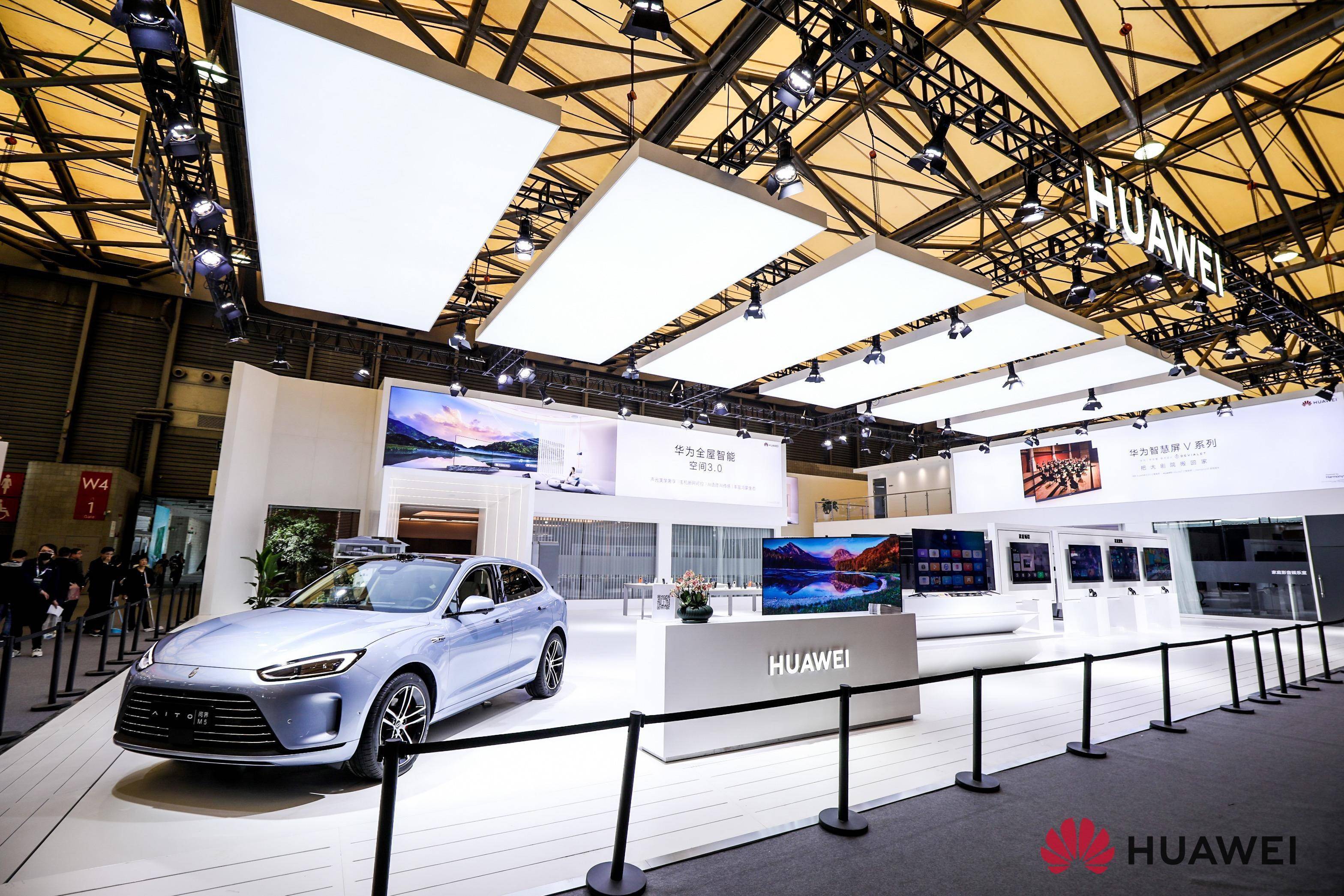 本届展会,华为搭建了参展awe以来的最大展区,面积约800