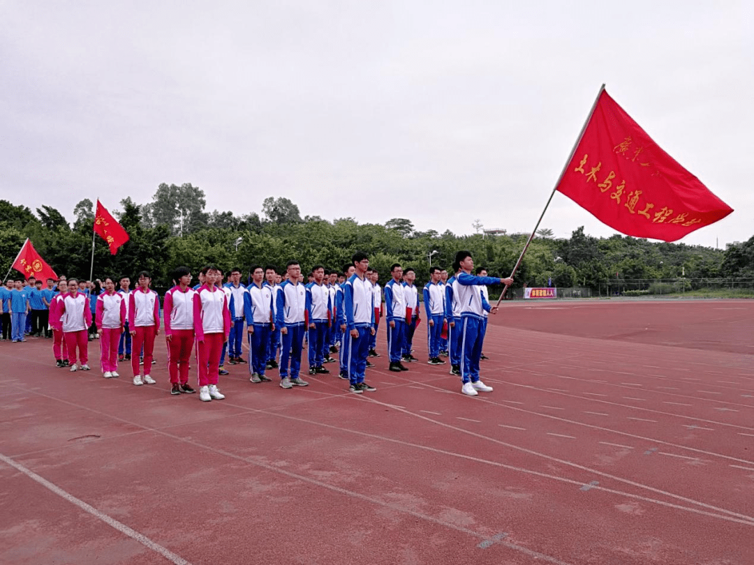 校服款式也在不断变化均由同学们设计与投票广东工业大学的校服多年来