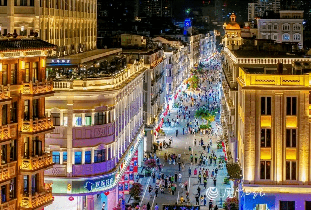 距離不遠的中山路,同樣承載著老廈門的無數記憶,這是全國唯一一條直通