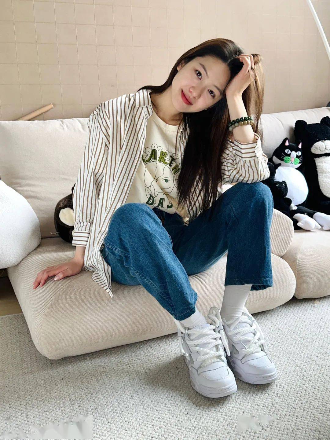 图片来源@向涵之质朴的条纹衬衫搭配牛仔裤 小白鞋,简约摩登的穿搭