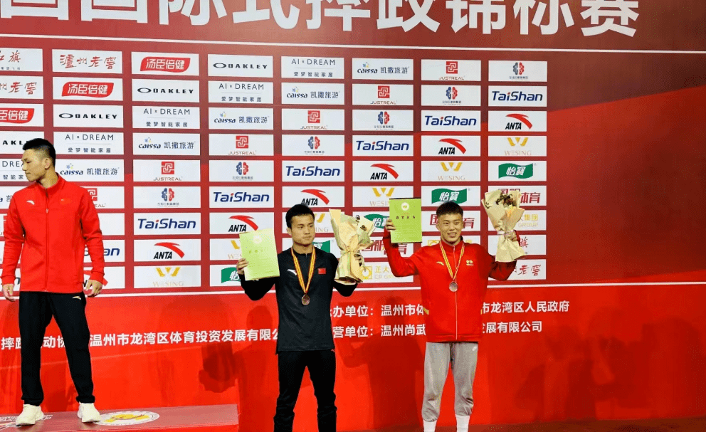 刘月涛(右一)来源 | 云南省体育工作大队图片
