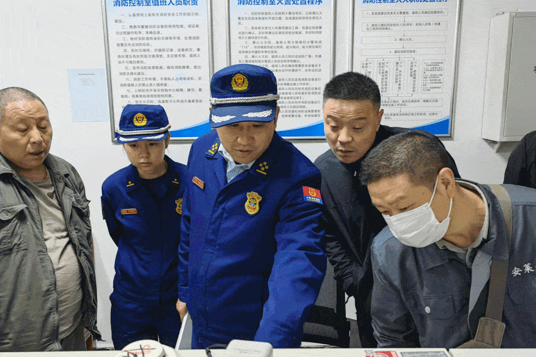 疏散通道,安全出口是否畅通;消火栓是否有水;控制室人员是否持证上