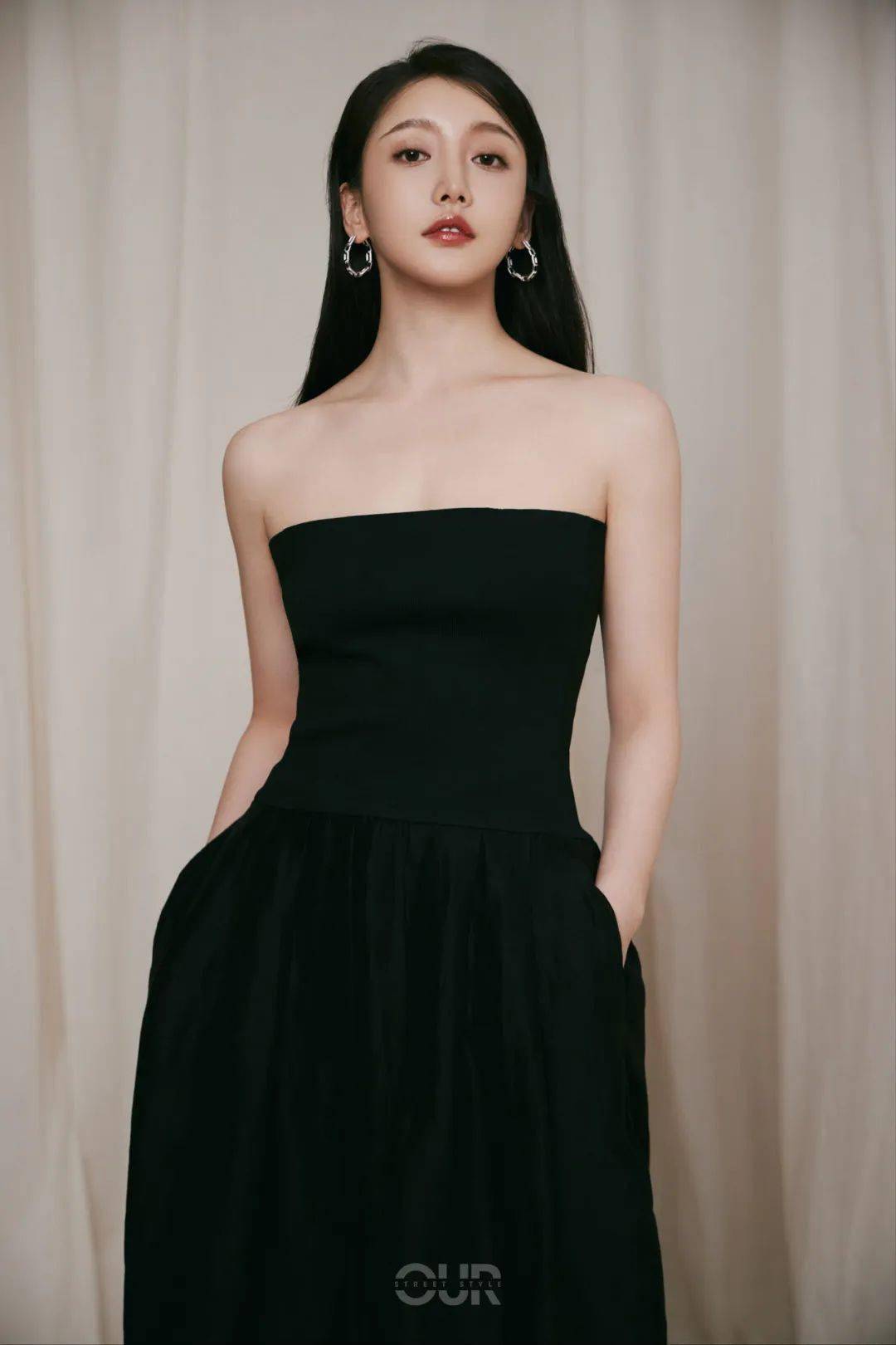 姜贞羽:与风同行,自在向前_角色_黑色_高跟鞋