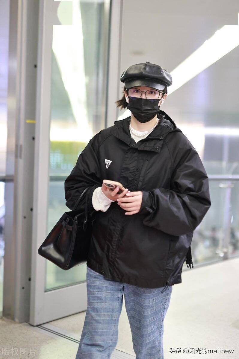 街拍:阚清子纯色外套 画家帽低调随性_牛仔_黑色_上海