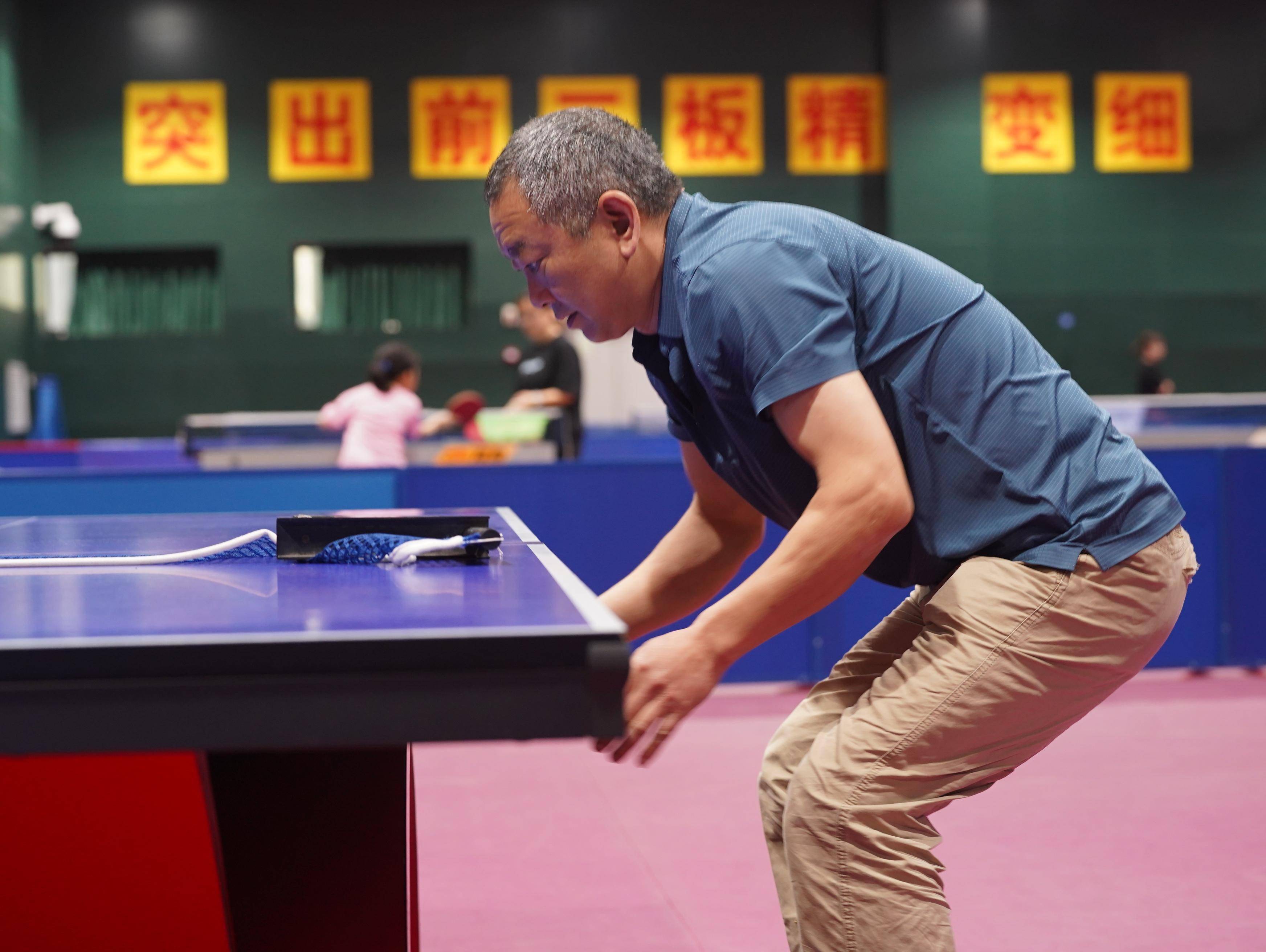 在成都市全国重点乒乓球运动学校乒乓球馆内见到张文华时,运动员上午