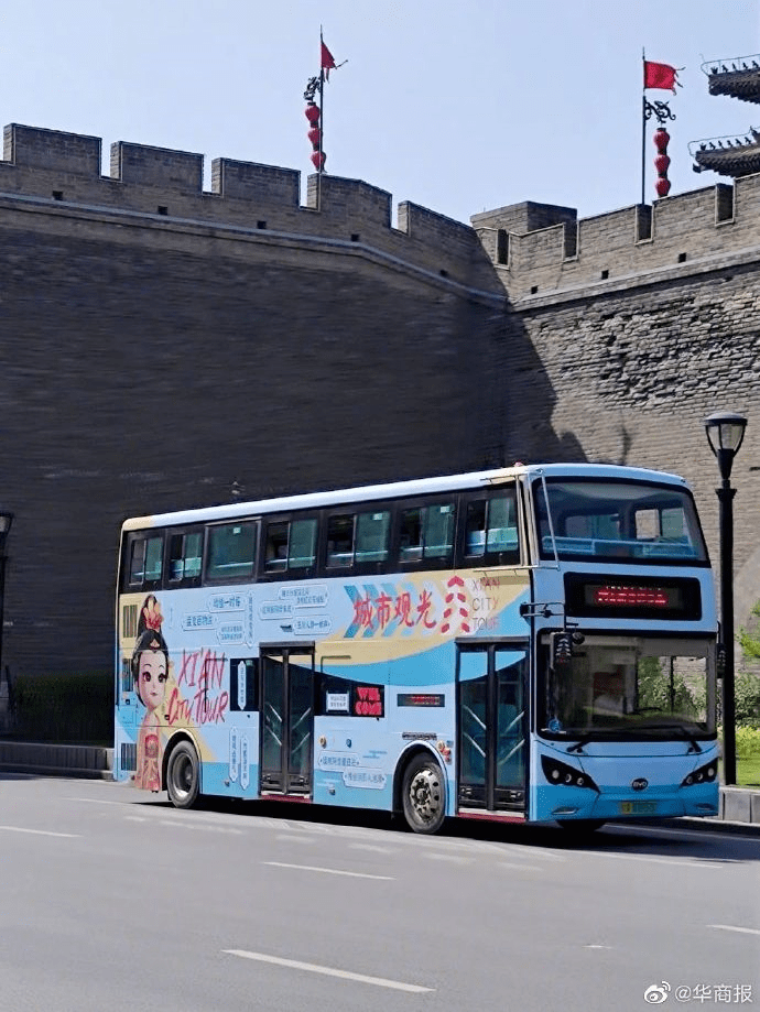 节前,首辆唐诗主题观光巴士在西安大雁塔北广场正式发车,首批游客们在