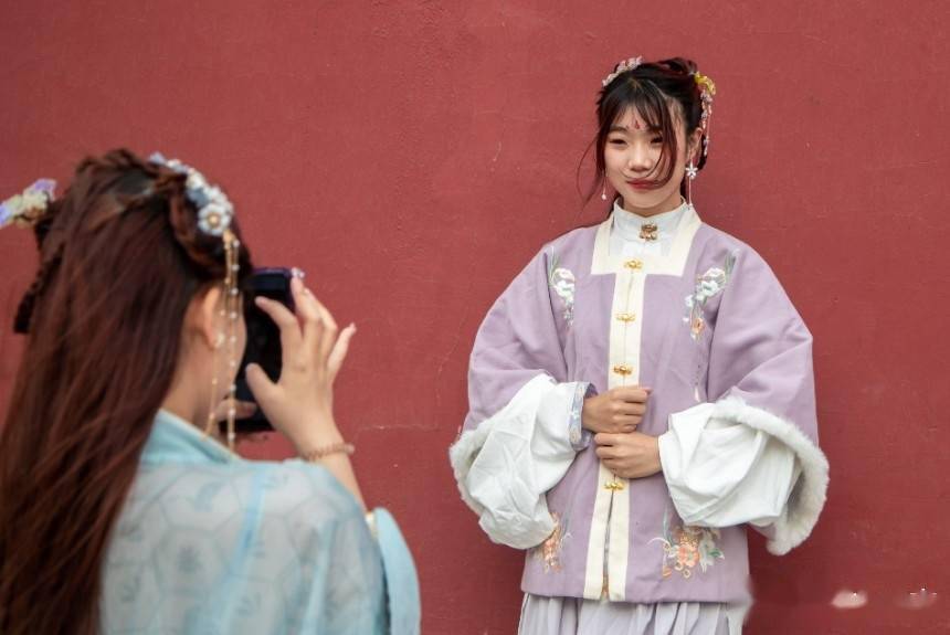 呼和浩特市玉泉區：賞華服之美 品國風之韻