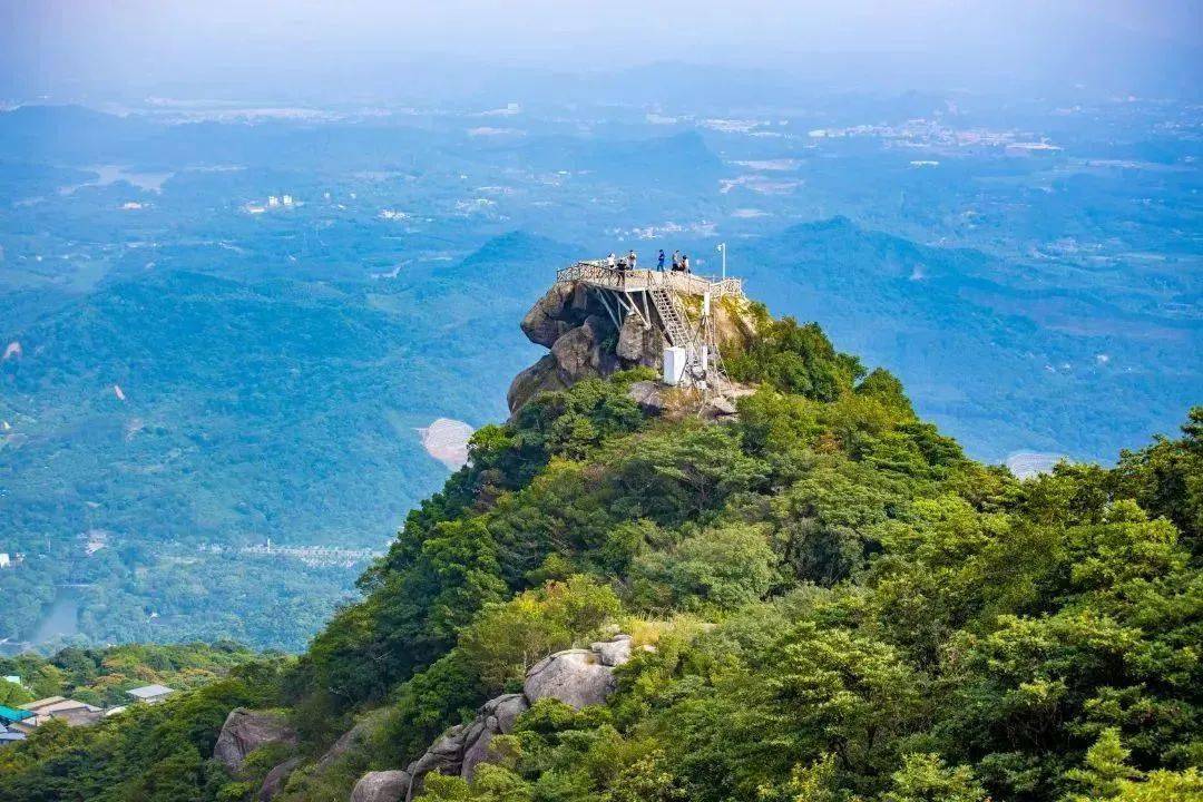 沖虛古觀與山上的鷹嘴巖,登山棧道等串成一線,不僅能將羅浮山的美景盡