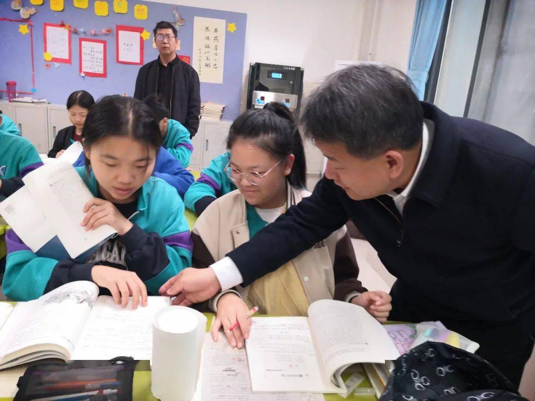 有老师评课语文研训员康伟娜点评数学研训员祖旭东点评04同步直播05听