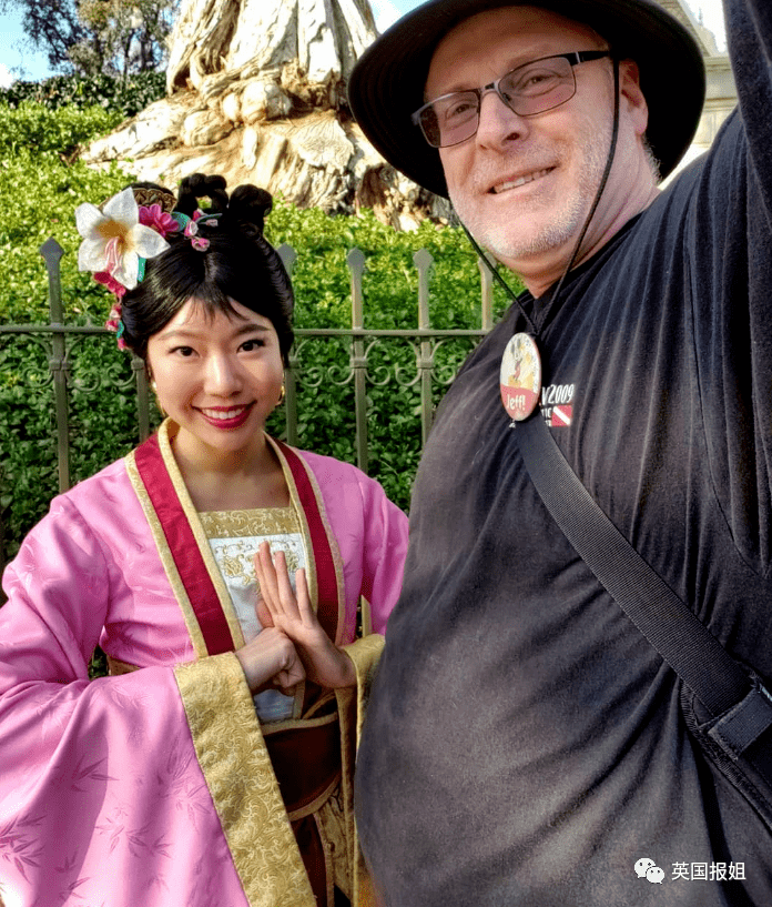 美国大叔失业后每天泡在迪士尼乐园!
