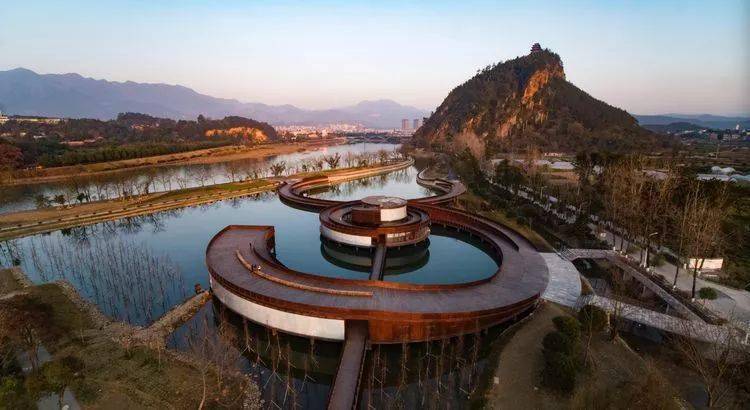 止于石牛温泉酒店假日酒店,总长度12千米,连接着城市与山水,环境优美