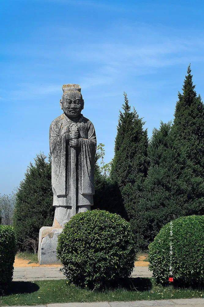 乾陵·翁仲翁仲也称直阁将军,相传为秦始皇时期的一位悍将,姓阮,名