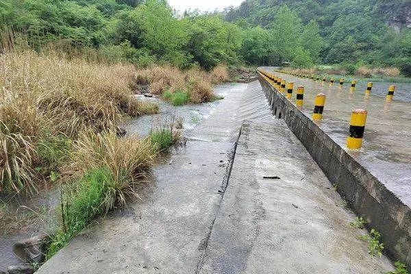 过水路面下水流湍急.白云桥下.