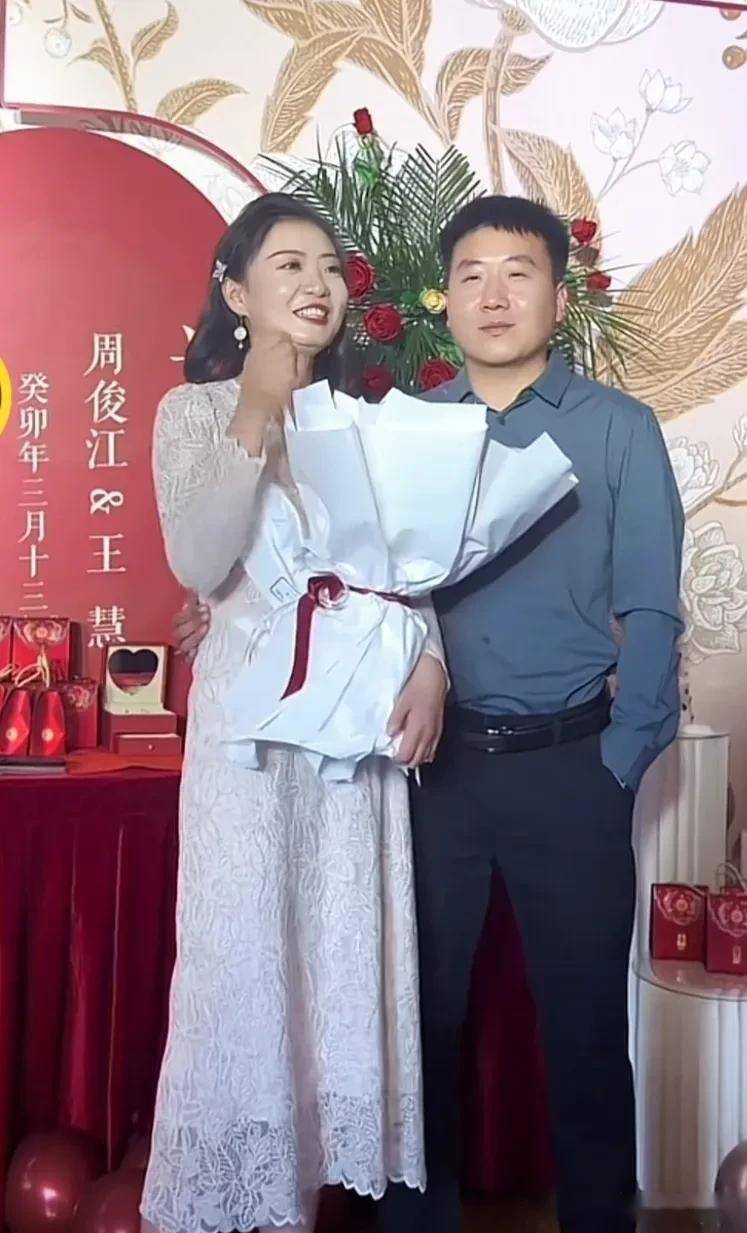 其实大家想想就知道了,周俊江一家人都那么高兴,在当地也是有头有脸的