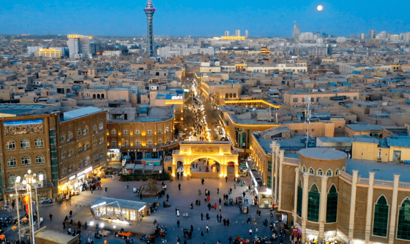 英吉沙县萨罕镇夜市特点:目前萨罕镇夜市有60多个摊位,设置特色小吃