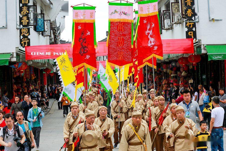 自南岳衡山牌坊出发穿越古镇,浩浩荡荡行至大庙御街完成迎夏仪式在大
