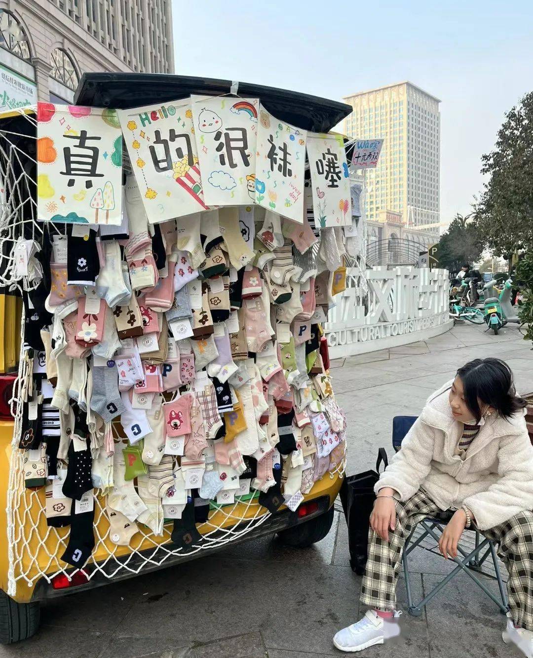 00后下班摆地摊,引200w人围观!