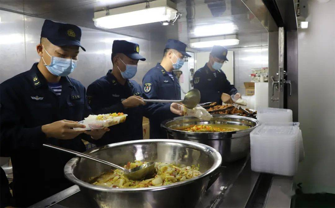 海军官兵腾出了大部分的住舱,炊事班几乎全天不休,保障撤离人员能吃上