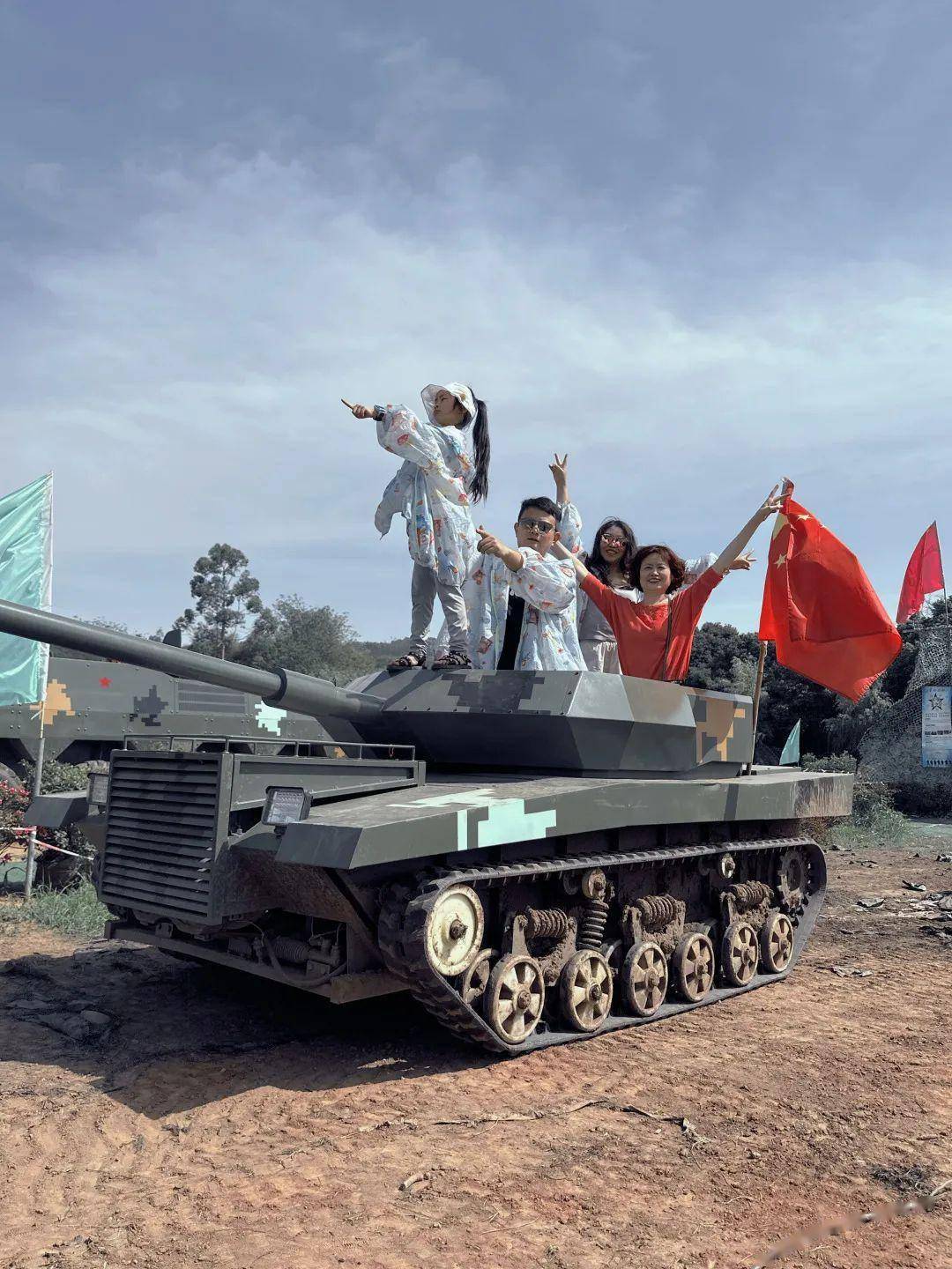 区学习军事知识◎ 人北小学 杨佳诺在大邑横山岗红军纪念馆学习历史